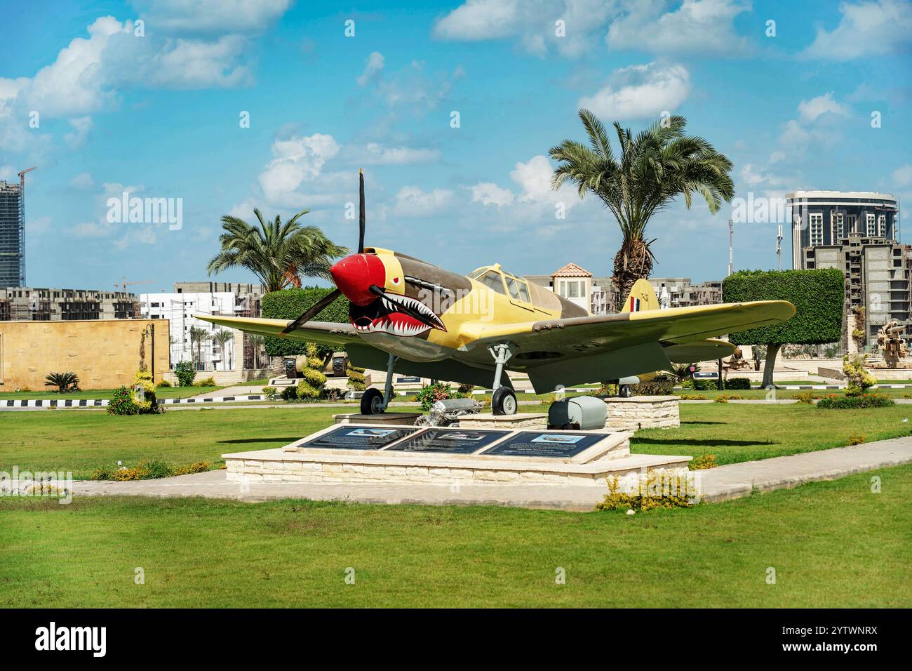 WWII Curtiss P-40B Kittyhawk Kampfflugzeug ausgestellt im El Alamein Military Museum, Ägypten. Ein historisches Flugzeug, das die Nordafrikanische Kampagne symbolisiert Stockfoto