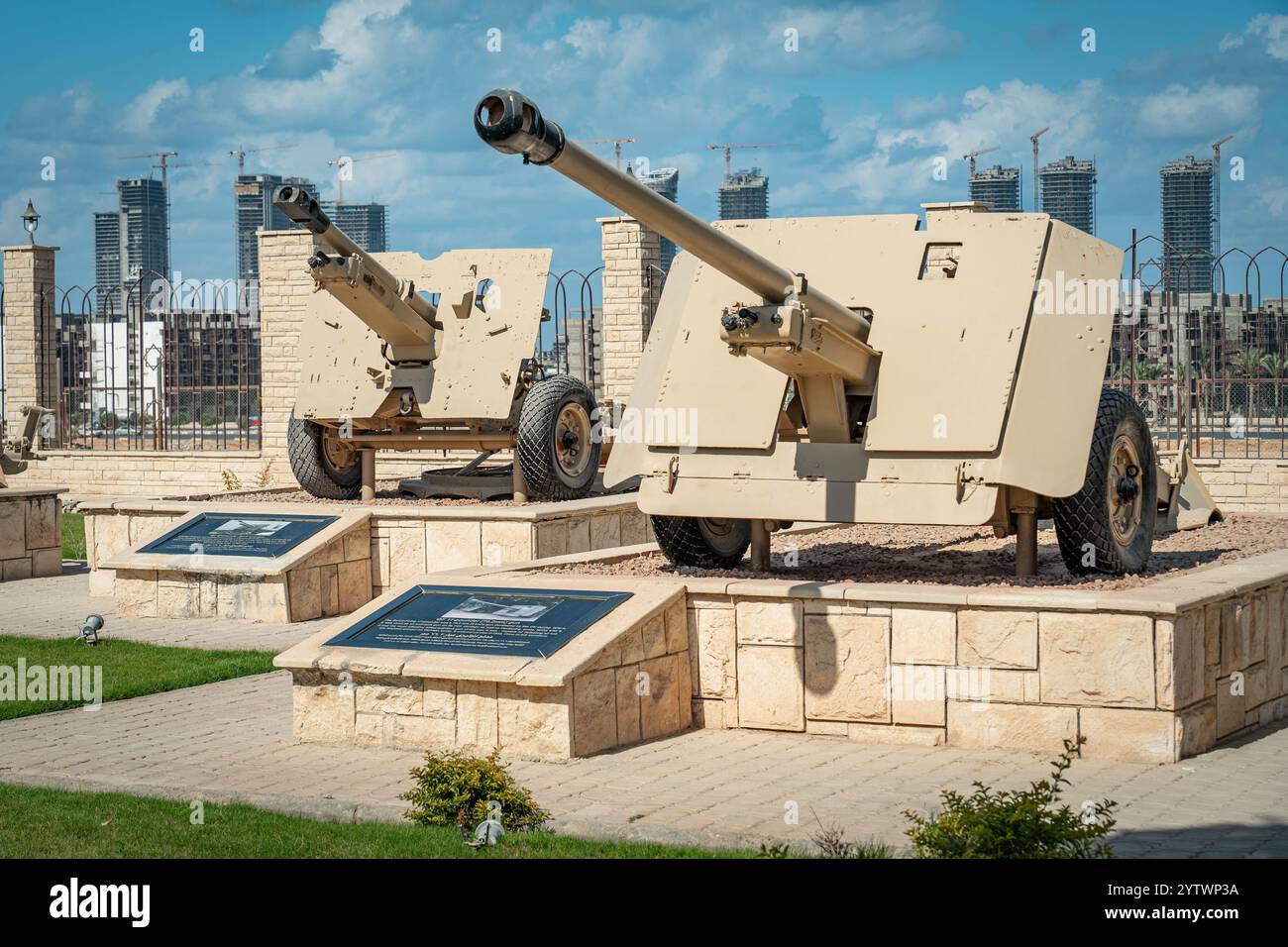 Artillerie-Geschütze aus dem Zweiten Weltkrieg im El Alamein Military Museum in Ägypten, die die Waffen zeigen, die während des Nordafrikanenfeldzugs im Zweiten Weltkrieg verwendet wurden Stockfoto