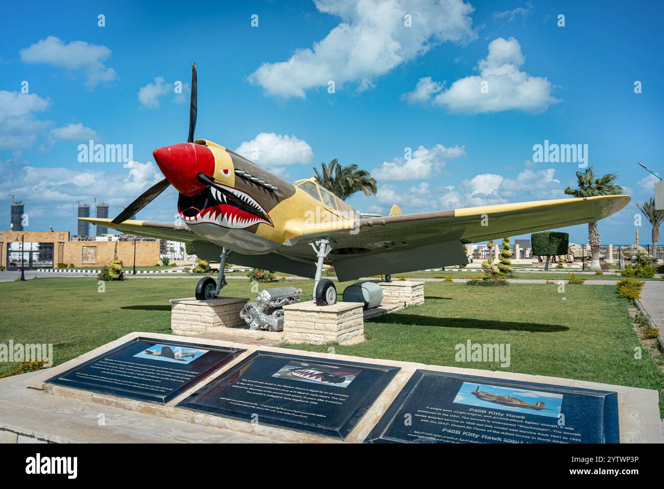 WWII Curtiss P-40B Kittyhawk Kampfflugzeug ausgestellt im El Alamein Military Museum, Ägypten. Ein historisches Flugzeug, das die Nordafrikanische Kampagne symbolisiert Stockfoto