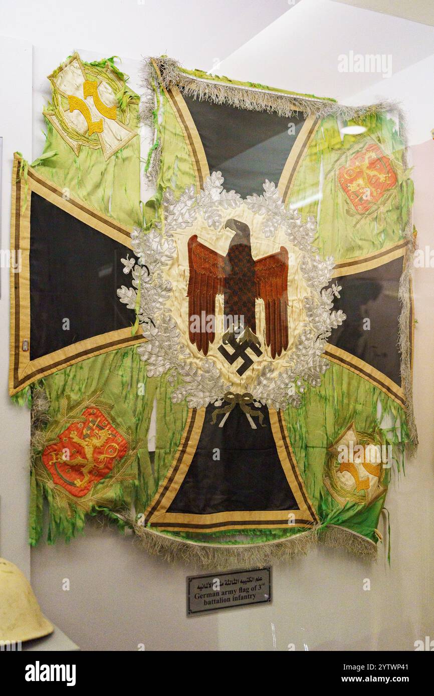 Die Flagge des 3. Infanterie-Bataillons der Deutschen Armee, ausgestellt im Militärmuseum El Alamein in Ägypten, erhalten als historisches Artefakt des Zweiten Weltkriegs Stockfoto