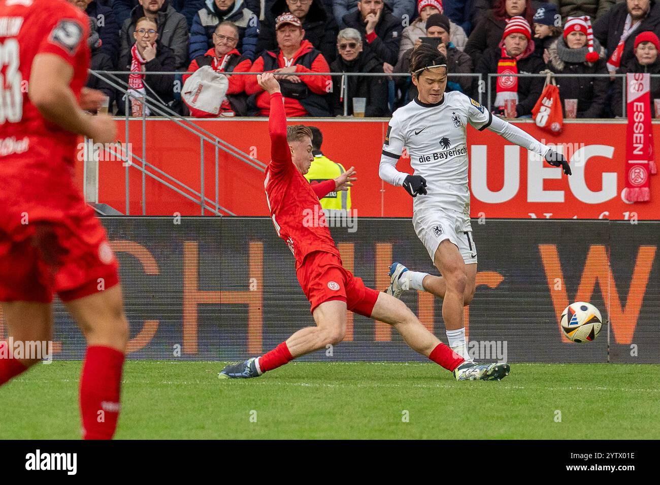 Julian Eitschberger (Rot-Weiss Essen, #2) versucht Soichiro Kozuki (TSV 1860 München, #14) zu stoppen, GER Rot-Weiss Essen vs. TSV 1860 München, Fussball, 3. Liga, Spieltag 17, Saison 2024/2025, 08.12.2024 DFB/DFL-VORSCHRIFTEN VERBIETEN JEDE VERWENDUNG VON FOTOGRAFIEN ALS BILDSEQUENZEN UND/ODER QUASI-VIDEO, Foto: Eibner-Pressefoto/Fabian Friese Stockfoto