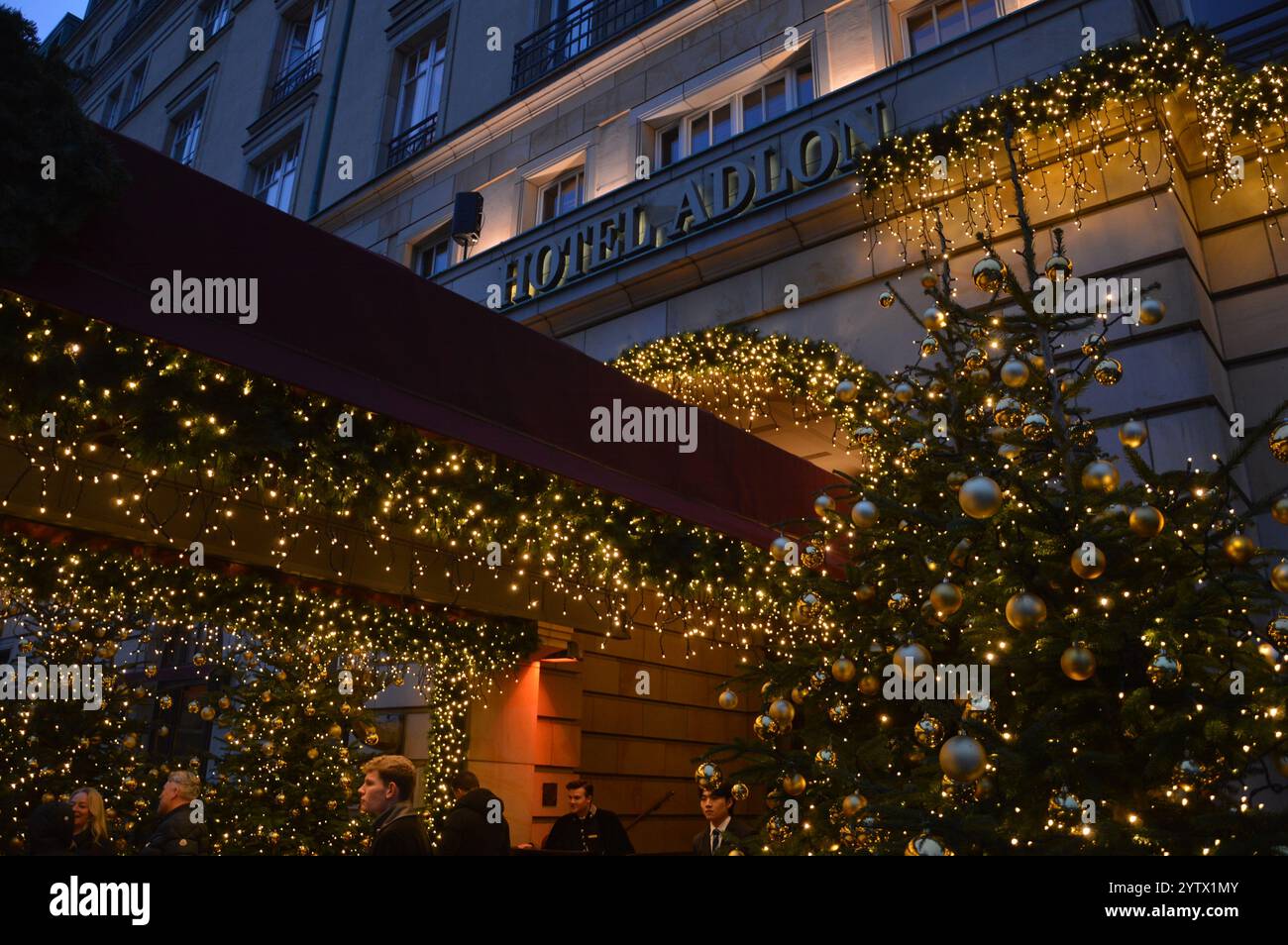 Berlin, Deutschland - 7. Dezember 2024 - Eingang des Hotel Adlon mit Weihnachtsdekoration. (Foto: Markku Rainer Peltonen) Stockfoto