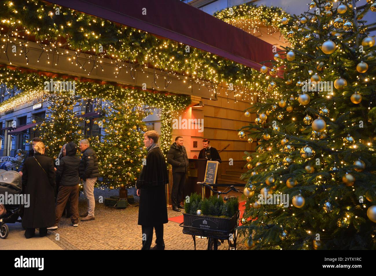Berlin, Deutschland - 7. Dezember 2024 - Eingang des Hotel Adlon mit Weihnachtsdekoration. (Foto: Markku Rainer Peltonen) Stockfoto