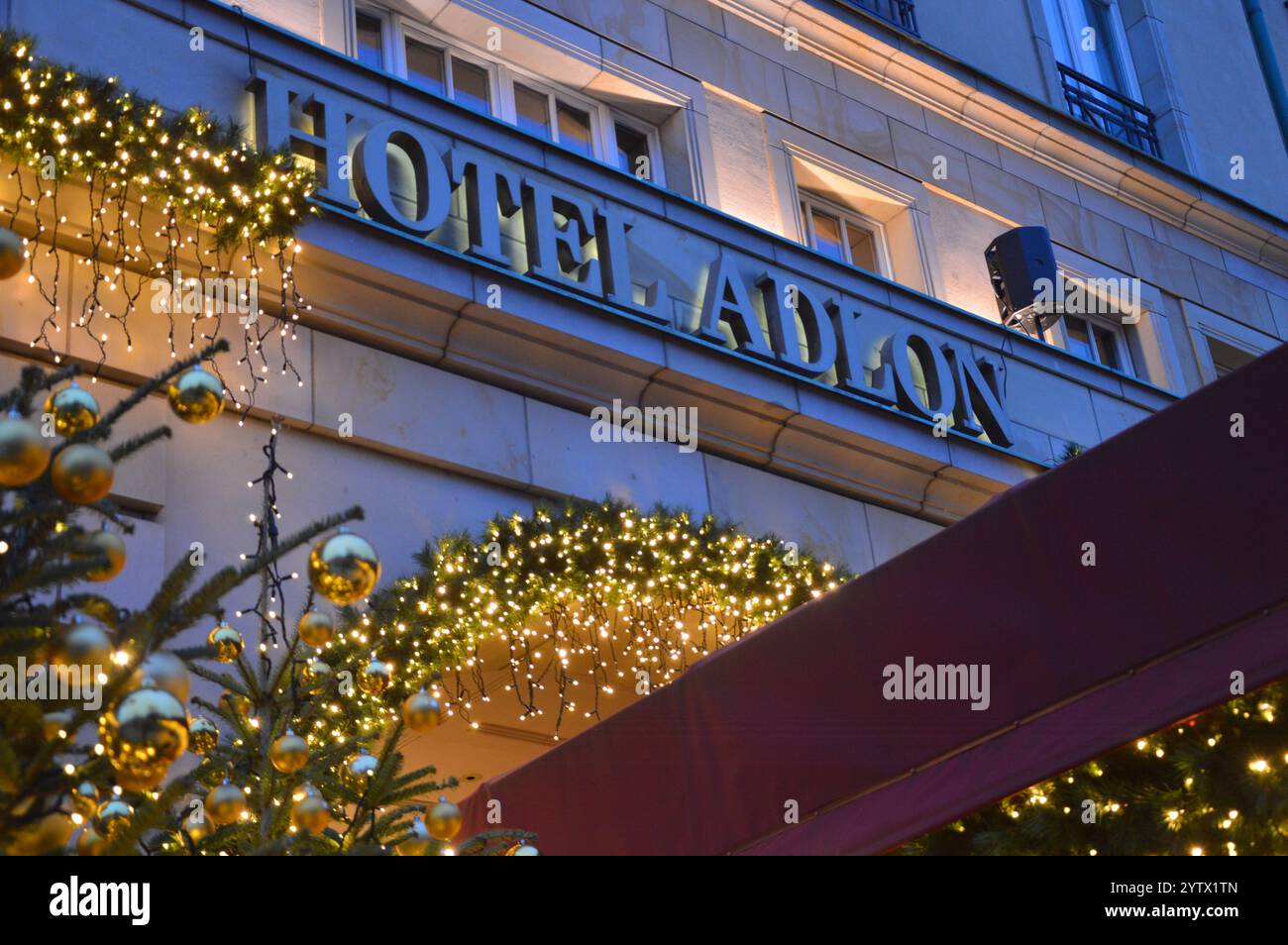 Berlin, Deutschland - 7. Dezember 2024 - Eingang des Hotel Adlon mit Weihnachtsdekoration. (Foto: Markku Rainer Peltonen) Stockfoto