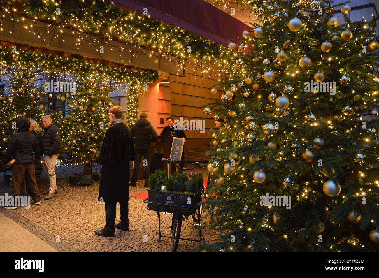 Berlin, Deutschland - 7. Dezember 2024 - Eingang des Hotel Adlon mit Weihnachtsdekoration. (Foto: Markku Rainer Peltonen) Stockfoto