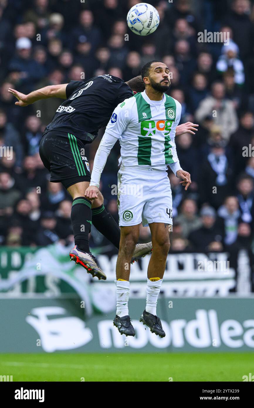 GRONINGEN - Olivier Aertssen vom PEC Zwolle, Marvin Peersman vom FC Groningen während des niederländischen Eredivisie-Spiels zwischen dem FC Groningen und dem PEC Zwolle im Euroborg-Stadion am 8. Dezember 2024 in Groningen, Niederlande. ANP COR LASKER Stockfoto