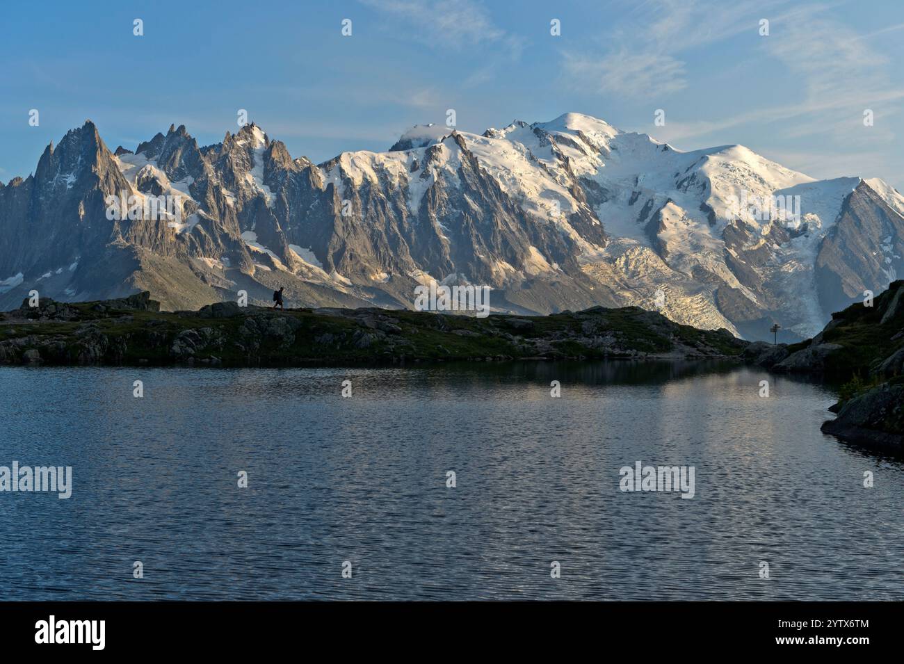Am Bergsee Lac Blanc, Abendlicht Auf Dem Mont Blanc Massiv Mit Mont Blanc Bedeckt Mit Schnee Und Eis, Chamonix, Haute Savoie, Frankreich Stockfoto