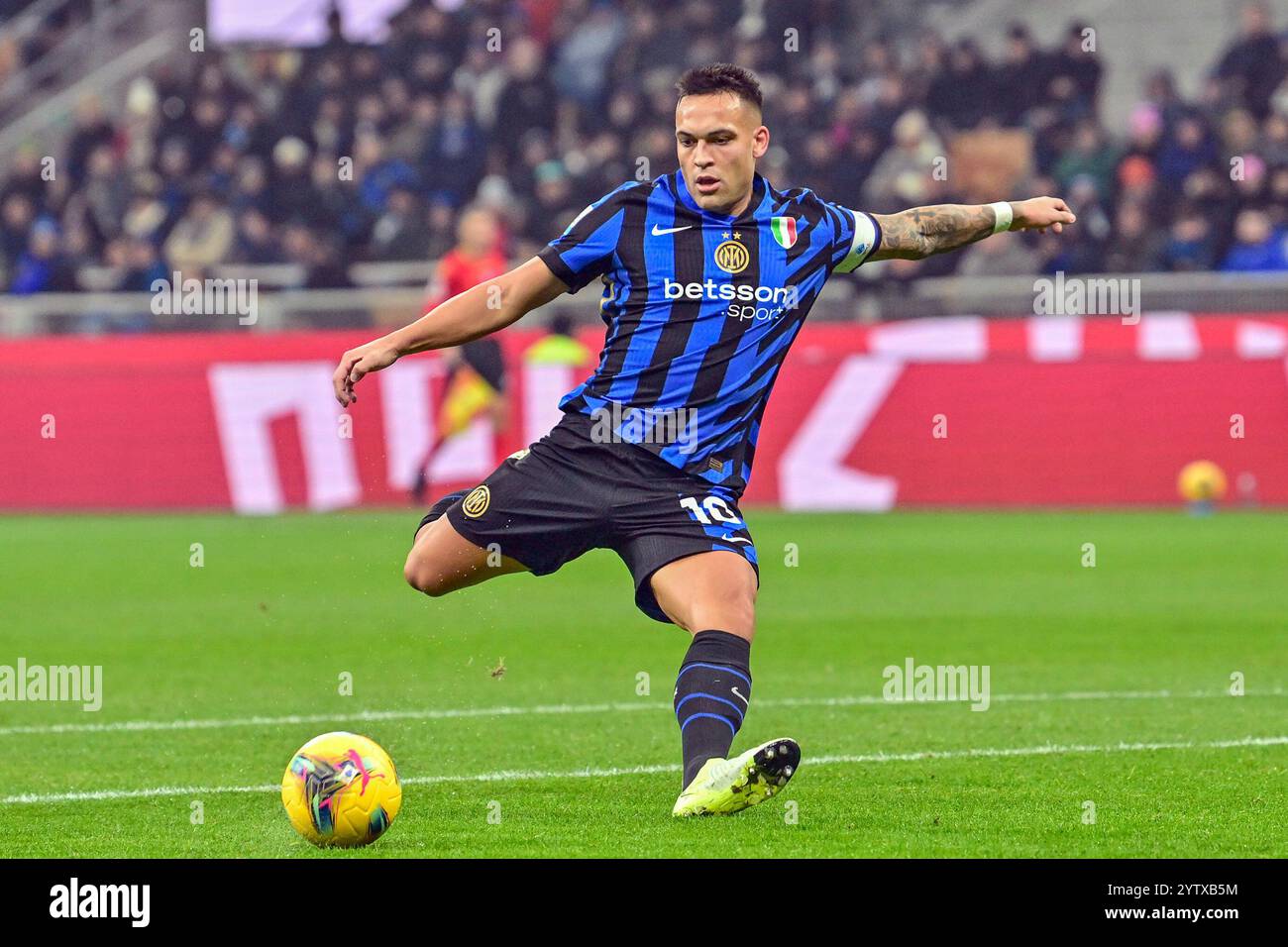 Mailand, Italien. Dezember 2024. Lautaro Martinez (10) von Inter wurde während des Spiels zwischen Inter Mailand und Parma in Giuseppe Meazza in Mailand gesehen. Stockfoto