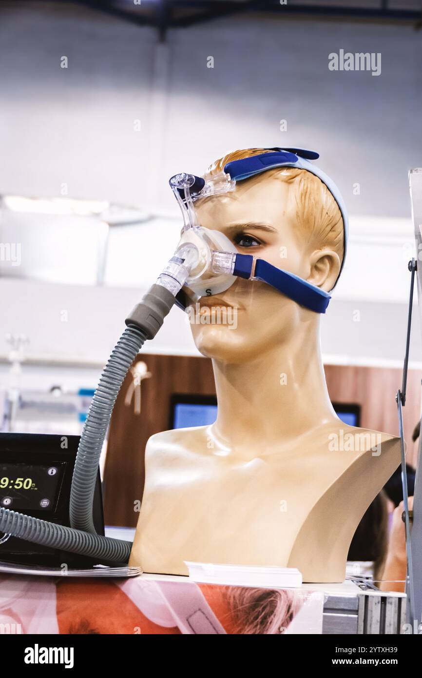 Atemschutzmaske am Patienten. Technologie in der Behandlung von Atemwegserkrankungen zur Behandlung von Atemwegserkrankungen. Automatische Regelung von b Stockfoto