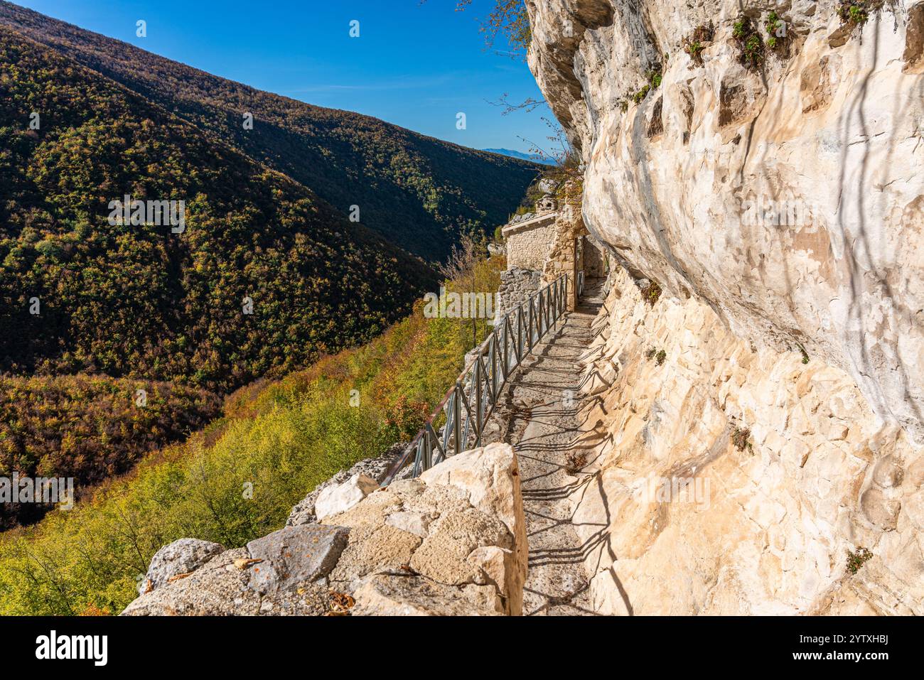 Die szenografische Eremitage von Santo Spirito a Majella in der Nähe von Roccamorice in den Abruzzen, Italien. Stockfoto