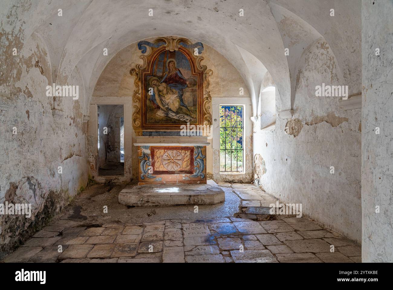 Die szenografische Eremitage von Santo Spirito a Majella in der Nähe von Roccamorice in den Abruzzen, Italien. Stockfoto