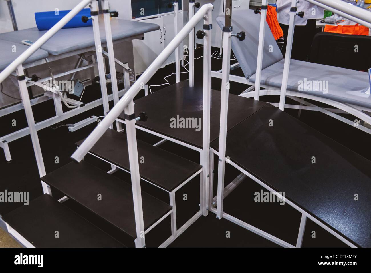 Unterstützende Schritte zur Rehabilitation von Menschen mit Erkrankungen des Bewegungsapparates Stockfoto