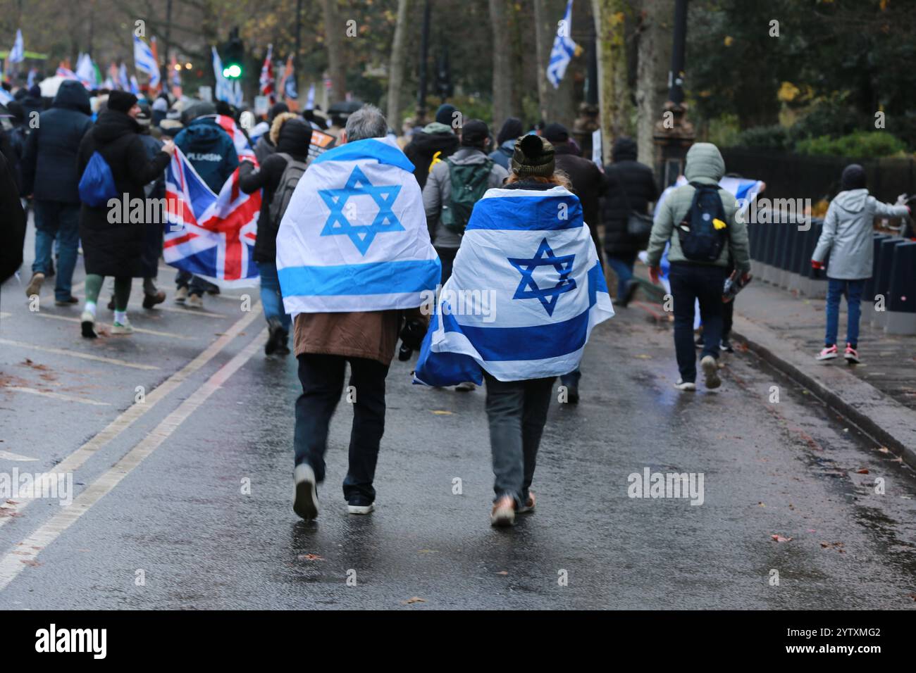 London, Großbritannien. Dezember 2024. Zehntausende britische Juden und pro-israelische Anhänger nehmen an dem Marsch gegen den Antisemitismus 2024 Teil. Der marsch kommt nach einer Rekordzahl antijüdischer Hassvorfälle, einschließlich Gewalt gegen Kinder, im ganzen Vereinigten Königreich, verbunden mit massenhaften Anti-Israel-Protesten in Zentral-London nach den Terroranschlägen der Hamas in Südisrael am 7. Oktober 2023. Marschieren Sie vom Königlichen Gerichtshof zum Parlamentsplatz. Quelle: Waldemar Sikora / Alamy Live News Stockfoto