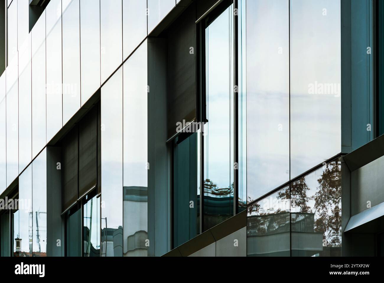 Moderne Glasfassade mit reflektierenden Paneelen und minimalistischem Architekturdesign Stockfoto Moderne Glasfassade mit reflektierenden Paneelen und minimalistischem Architekturdesign Stockfoto