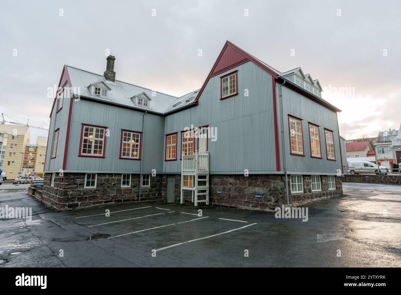 Reykjavík, Island - 26. November 2024: Historisches Wahrzeichen des französischen Krankenhauses Stockfoto