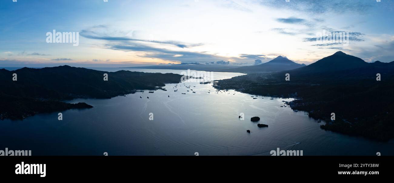 Die Sonne untergeht über der Lembeh-Straße und trennt Nord-Sulawesi von Lembeh Island. Dieses tropische Gebiet ist die Heimat einer Fülle von Meeresbiologie. Stockfoto