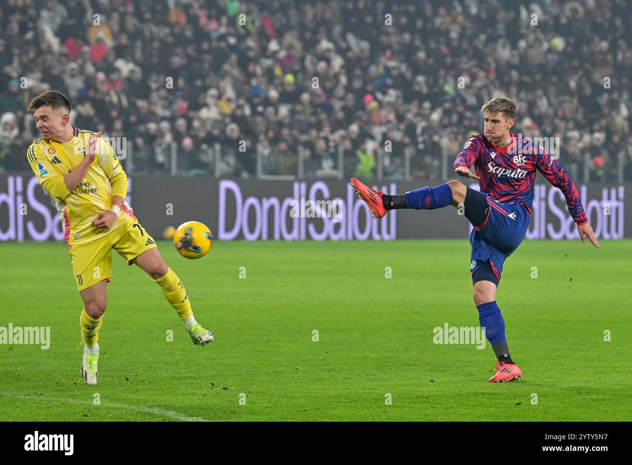 Turin, Italien. Dezember 2024. Juan Miranda (33) von Bologna und Francisco Conceicao (7) von Juventus, die während des Spiels Der Serie A zwischen Juventus und Bologna im Allianz-Stadion in Turin zu sehen waren. Quelle: Gonzales Photo/Alamy Live News Stockfoto