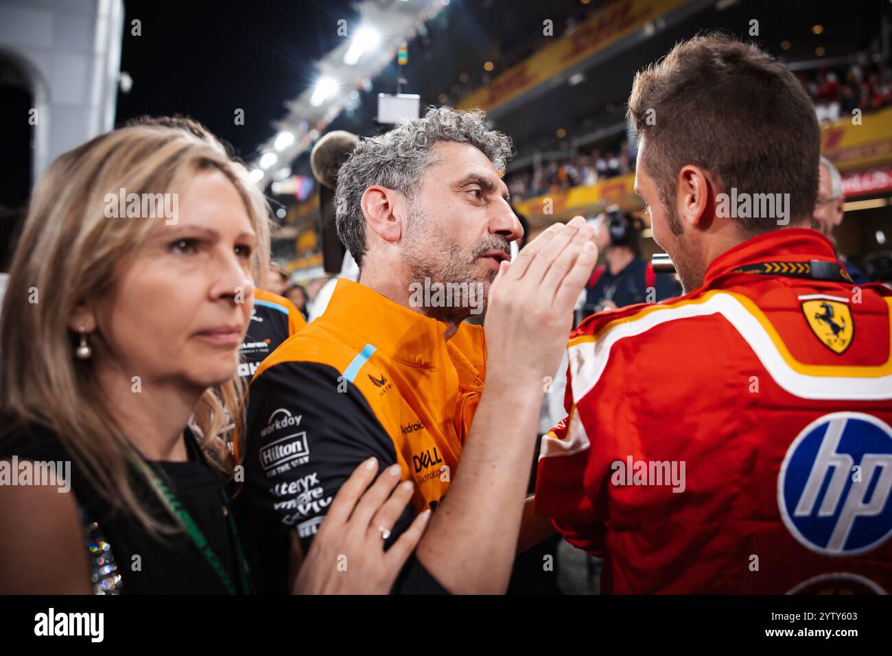 Abu Dhabi, Abu Dhabi. Dezember 2024. Andrea Stella (ITA) McLaren Teamleiter im parc Ferme mit Ferrari. 08.12.2024. Formel-1-Weltmeisterschaft, Rd 24, Grand Prix Von Abu Dhabi, Yas Marina Circuit, Abu Dhabi, Renntag. Das Foto sollte lauten: XPB/Alamy Live News. Stockfoto