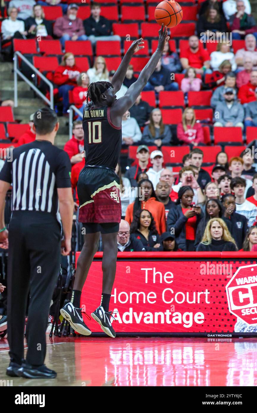 Raleigh, North Carolina, USA. Dezember 2024. TAYLOR BOL BOWEN (10) schießt in der ersten Hälfte des NCAA Men's Atlantic Coast Conference (ACC) Basketballspiels zwischen den Florida State Seminoles und NC State Wolfpack im Lenovo Center in Raleigh, North Carolina, einen Sprung aus der linken Ecke. (Kreditbild: © Israel Anta via ZUMA Press Wire) NUR REDAKTIONELLE VERWENDUNG! Nicht für kommerzielle ZWECKE! Stockfoto