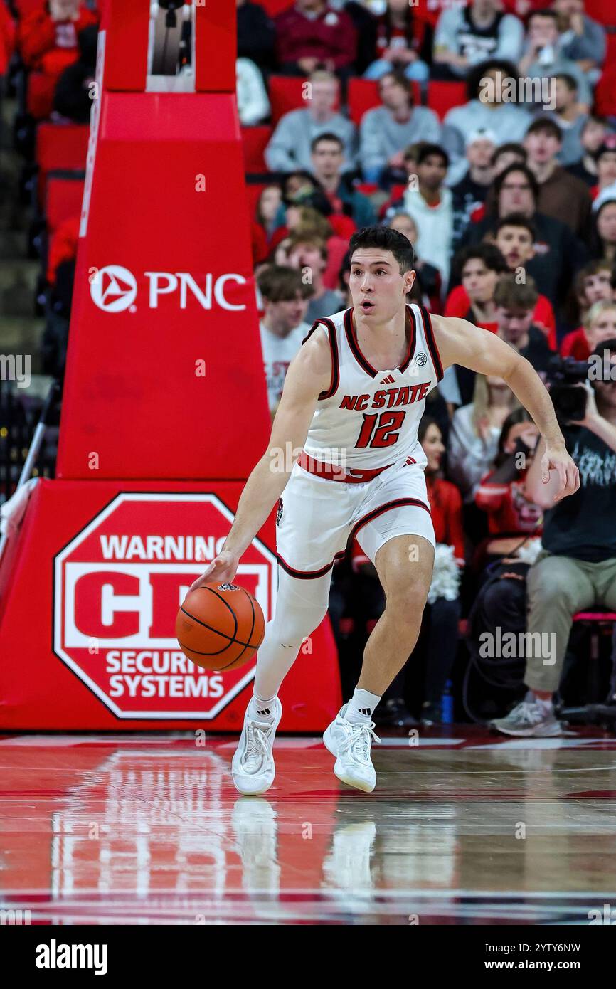 Raleigh, North Carolina, USA. Dezember 2024. MICHAEL O’CONNELL (12), der Wächter der North Carolina State Wolfpack, bringt den Ball in der ersten Hälfte des NCAA Men's Atlantic Coast Conference (ACC) Basketballspiels zwischen den Florida State Seminoles und NC State Wolfpack im Lenovo Center in Raleigh, North Carolina. (Kreditbild: © Israel Anta via ZUMA Press Wire) NUR REDAKTIONELLE VERWENDUNG! Nicht für kommerzielle ZWECKE! Stockfoto