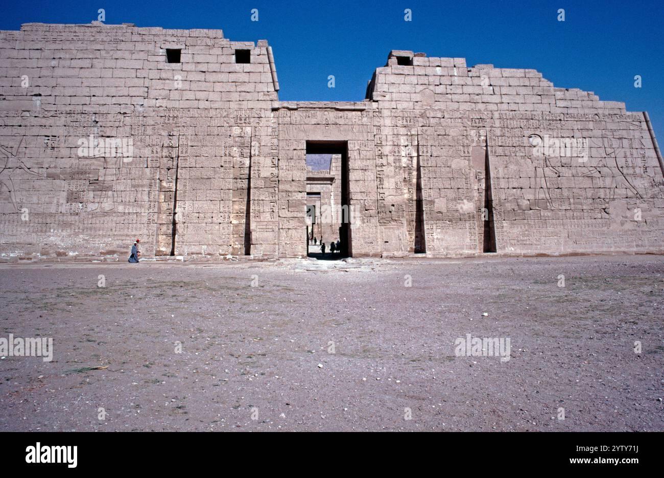 Eingang, Pylon, Medinet Habu, Theben, Luxor, Niltal, Ägypten, September 1989 Stockfoto