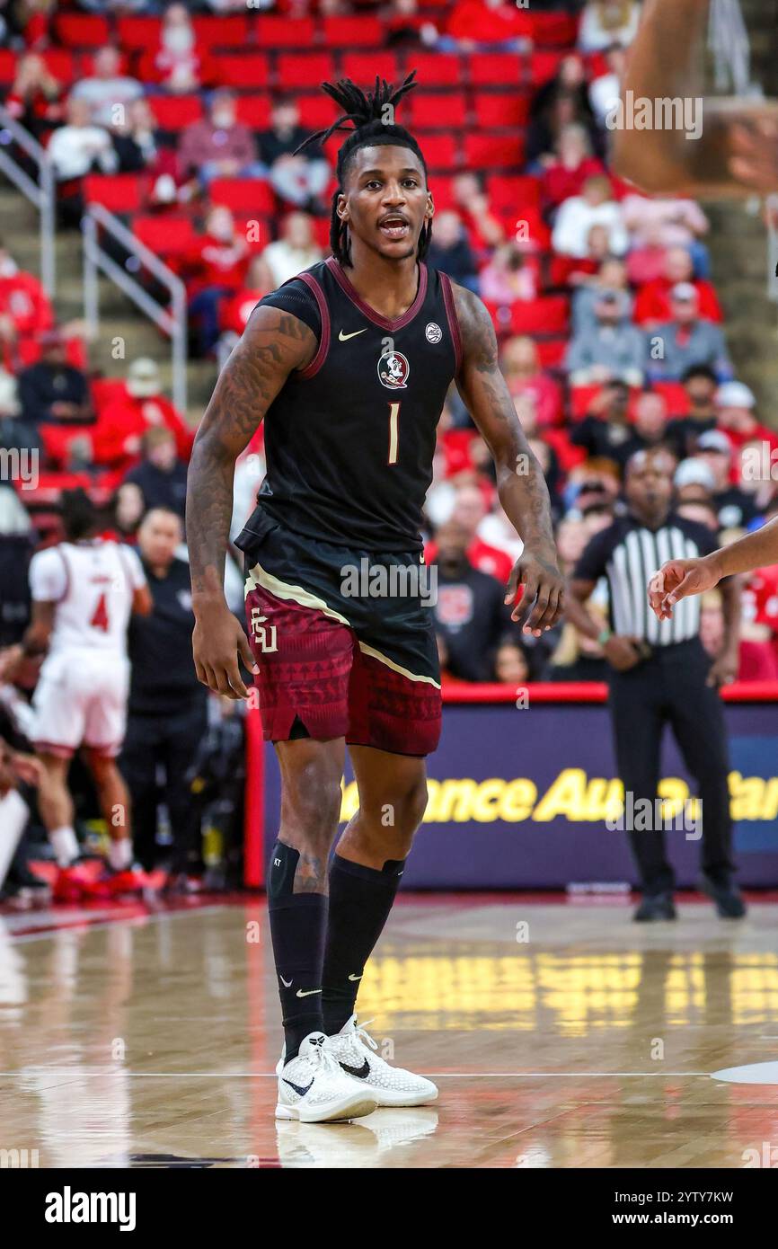 Raleigh, North Carolina, USA. Dezember 2024. JAMIR WATKINS (1) wird in der ersten Hälfte des NCAA Men's Atlantic Coast Conference (ACC) Basketballspiels zwischen den Florida State Seminoles und NC State Wolfpack im Lenovo Center in Raleigh, North Carolina, eröffnet. (Kreditbild: © Israel Anta via ZUMA Press Wire) NUR REDAKTIONELLE VERWENDUNG! Nicht für kommerzielle ZWECKE! Stockfoto