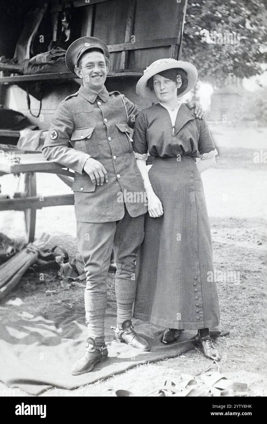 Ein Privat im Royal Army Medical Corps neben einer Frau, um 1910 Stockfoto