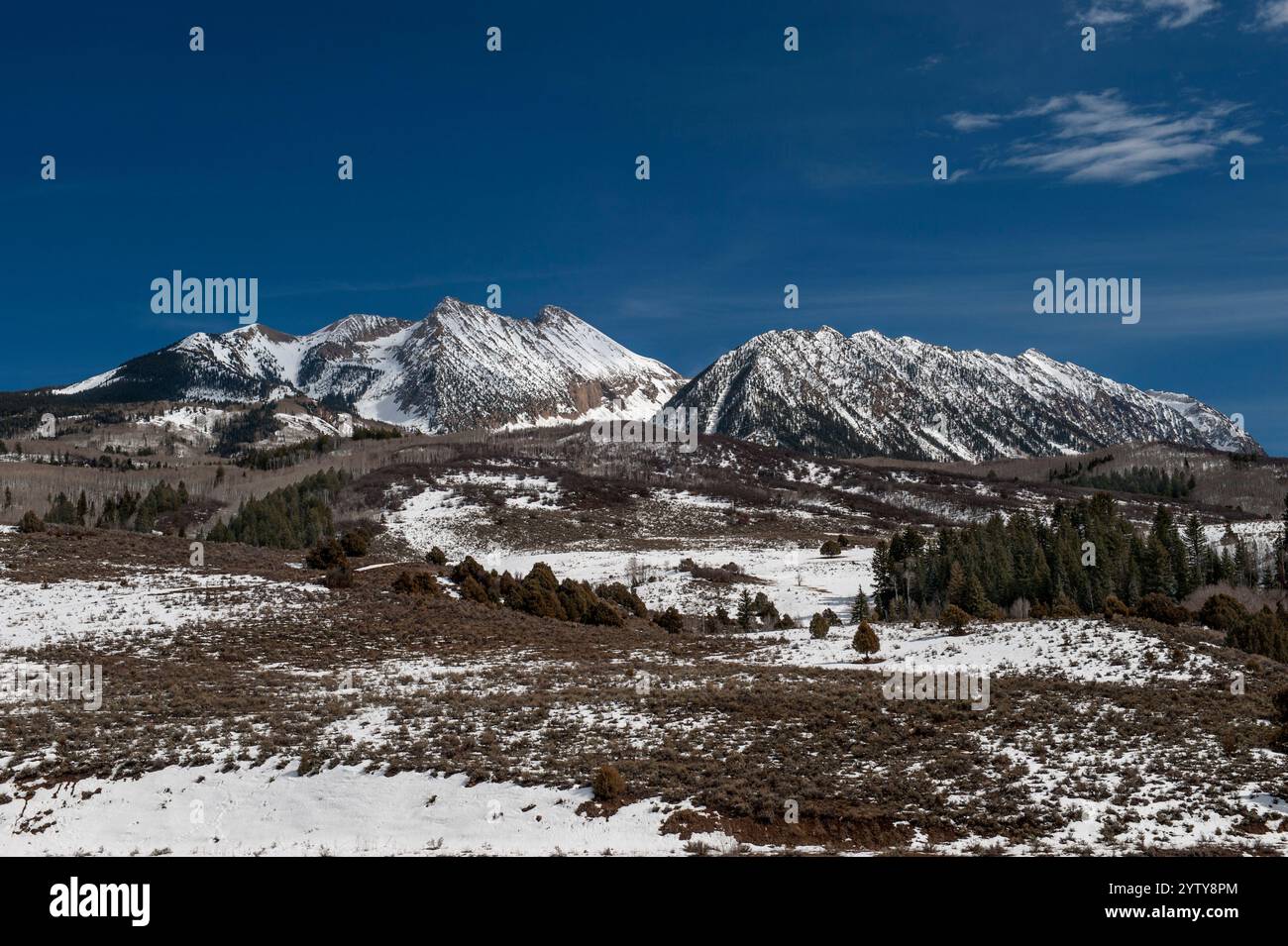 Raggeds Peak (R) und Chair Mountain (L) in Colorado's Raggeds Wilderness, Spätwinter Stockfoto