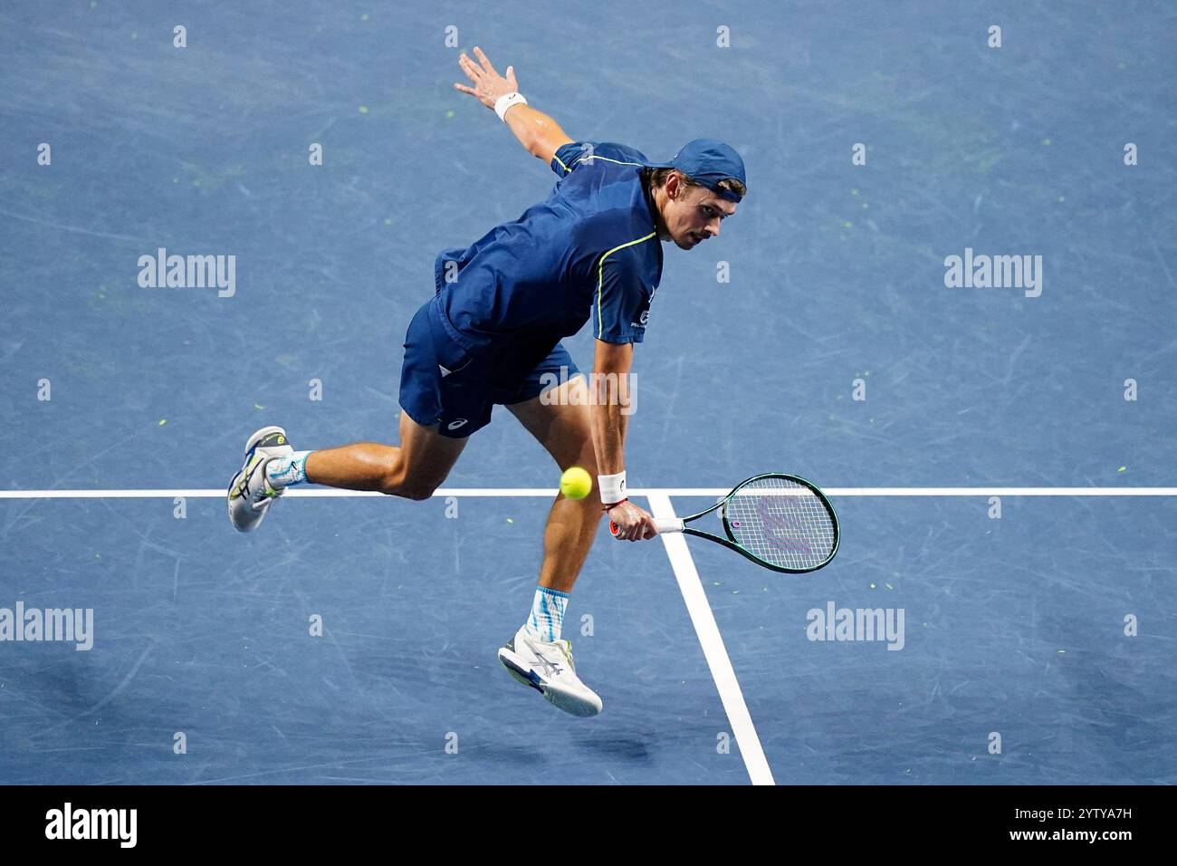 Der Australier Alex de Minaur während seines Spiels gegen den Franzosen Gael Monfils (nicht abgebildet) im UTS London Grand Final 2024 in der Copper Box Arena in London. Bilddatum: Sonntag, 8. Dezember 2024. Stockfoto