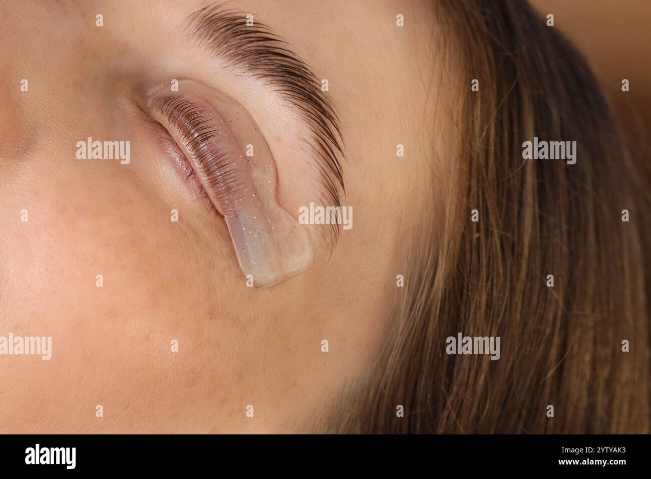 Frau, die sich einer Wimpernlaminierung im Schönheitssalon unterzieht, Großaufnahme Stockfoto