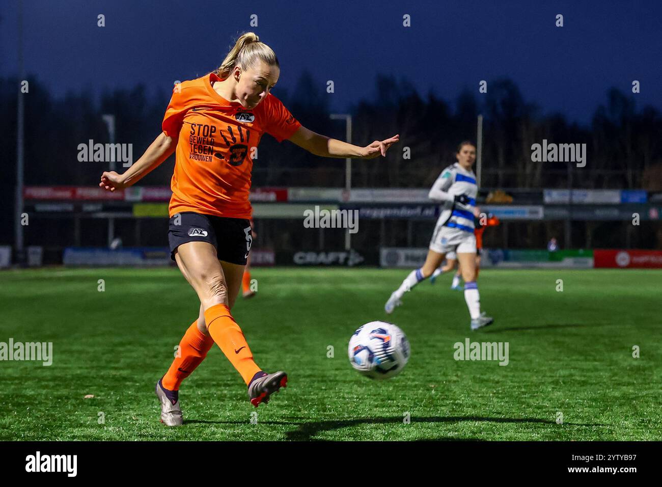 Zwolle, Niederlande. Dezember 2024. ZWOLLE, NIEDERLANDE - 8. DEZEMBER: Camie Mol von AZ Alkmaar übergibt den Ball während des niederländischen Azerion Women's Eredivisie Matches zwischen PEC Zwolle und AZ Alkmaar im Sportpark de Vegtlust am 8. Dezember 2024 in Zwolle, Niederlande. (Foto: Pieter van der Woude/Orange Pictures) Credit: Orange Pics BV/Alamy Live News Stockfoto