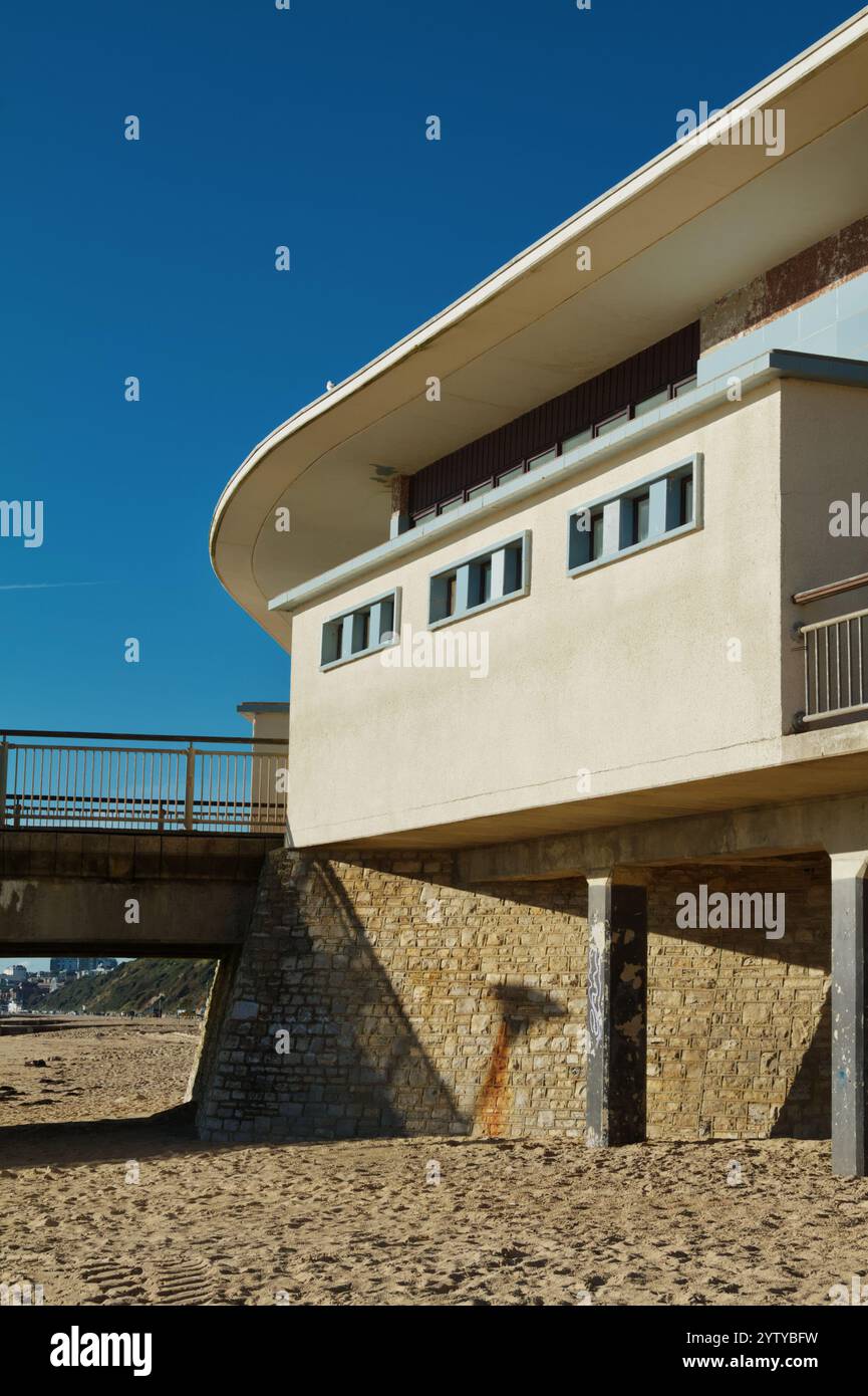 Äußere Seite Rückansicht des 1960er Jahre Neck oder Eingang Boomerang-förmiges Gebäude des Boscombe Pier mit dem Sweep of the Roof, Bournemouth, Großbritannien Stockfoto