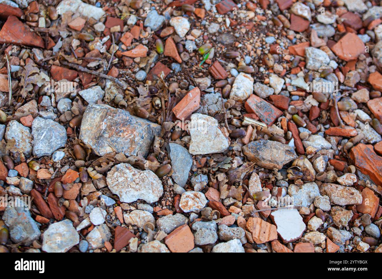 Steine in verschiedenen Farben. Grobe Textur. Baumaterial. Kopfsteinpflaster unterschiedlicher Größe. Stockfoto