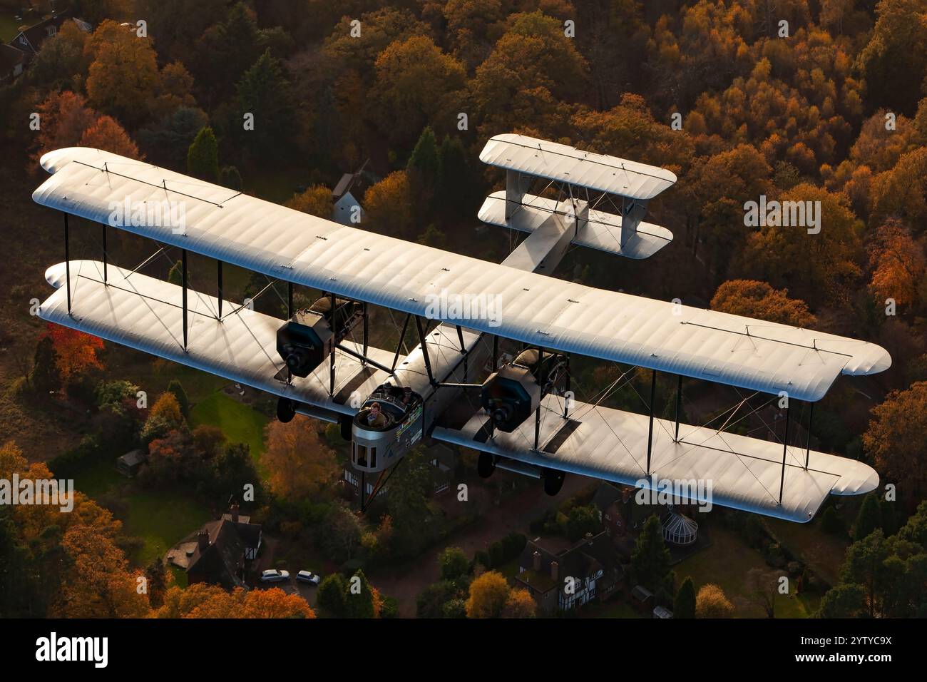 Luft-Luft-Ansicht des Vickers Vimy, eines historischen zweimotorigen Doppeldeckers, der für seine Rolle beim ersten transatlantischen Flug ohne Unterbrechung bekannt ist und sein legendäres Design im Flug präsentiert. Stockfoto