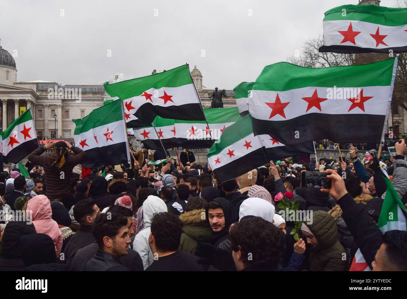 London, Großbritannien. Dezember 2024. Mitglieder der syrischen Gemeinschaft und Unterstützer versammeln sich auf dem Trafalgar-Platz, um den Sturz des Baschar al-Assad-Regimes durch Rebellen in Syrien zu feiern. Quelle: Vuk Valcic/Alamy Live News Stockfoto