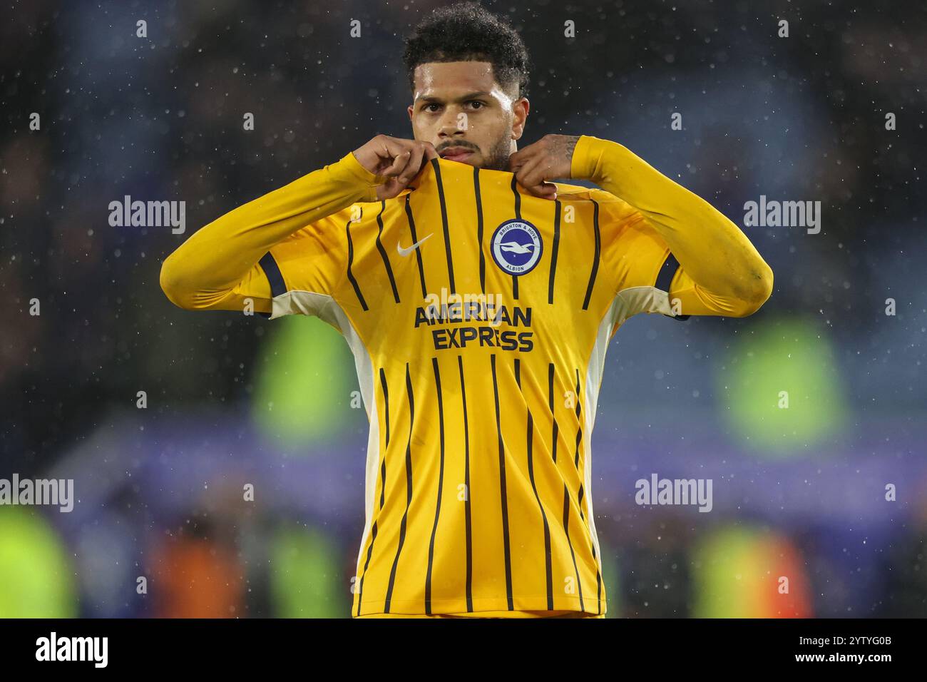 Georginio Rutter von Brighton & Hove Albion zieht sein Trikot aus, um es einem Fan während des Premier League-Spiels Leicester City gegen Brighton und Hove Albion im King Power Stadium, Leicester, Großbritannien, 8. Dezember 2024 zu schenken (Foto: Alfie Cosgrove/News Images) Stockfoto