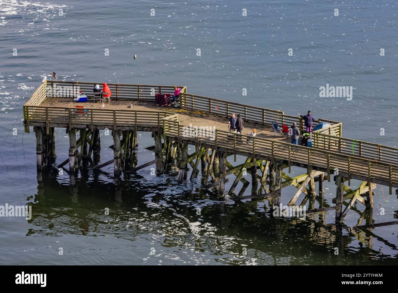 Angelpier von der Yaquina Bay Bridge entlang der U.S. Route 101 entlang der Oregon Coast in Newport, Oregon, USA [keine Veröffentlichung; nur redaktionelle Lizenzierung Stockfoto