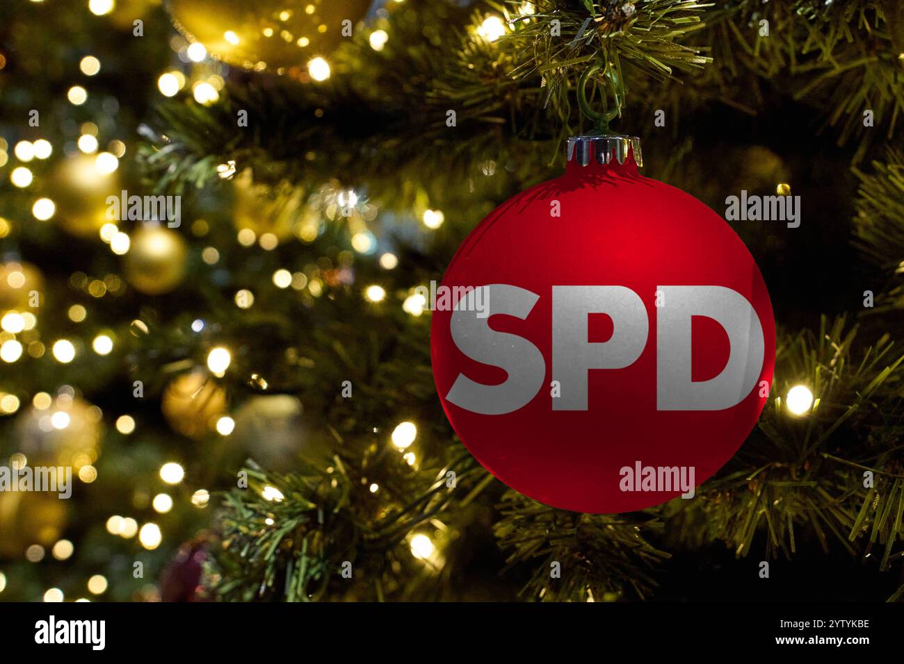 Bayern, Deutschland - 8. Dezember 2024: Ein Symbol für die SPD zur Weihnachtszeit: Eine makellose, hellrote Weihnachtsbaumkugel mit dem SPD-Logo. Sie steht für die Bedeutung der Sozialdemokratischen Partei in Deutschland und erinnert an die Herausforderungen und politischen Ziele der Partei - vor allem während der Weihnachtszeit, einer Zeit der Reflexion und Nachdenklichkeit. PHOTOMONTAGE *** ein Symbol für die SPD zur Weihnachtszeit: Eine makellose, leuchtend rote Christbaumkugel mit dem SPD-Logo. Sie stehen für die Bedeutung der Sozialdemokratischen Partei in Deutschland und erinnern an die Herausforderungen und Stockfoto