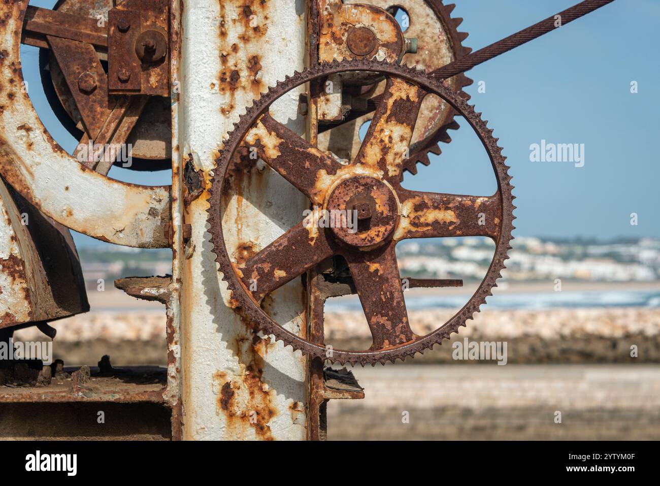 Rostiges Zahnrad, draußen, alte Industriegeräte Stockfoto