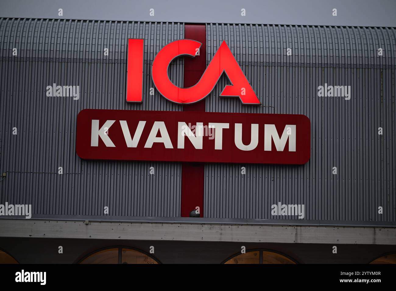 Markaryd, Småland, Schweden. Dezember 2024. ICA Kvantum Lebensmittelgeschäft. Stockfoto