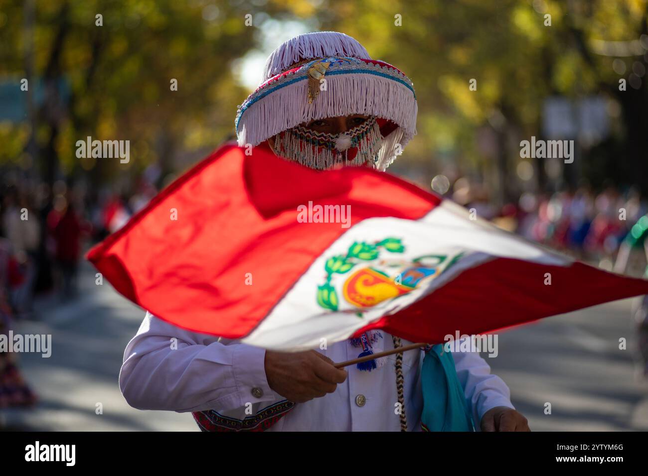 Madrid, Spanien. Dezember 2024. Die peruanischen Einwohner Spaniens feierten heute morgen eine Parade, die von der peruanischen Botschaft in Madrid organisiert wurde. Verschiedene Folklore-Gruppen und -Kollektive nahmen an der Feier des 200-jährigen Jubiläums der Unabhängigkeit Perus von Spanien Teil, gekleidet in verschiedenen traditionellen Trachten aus dem südamerikanischen Land. Quelle: D. Canales Carvajal/Alamy Live News Stockfoto