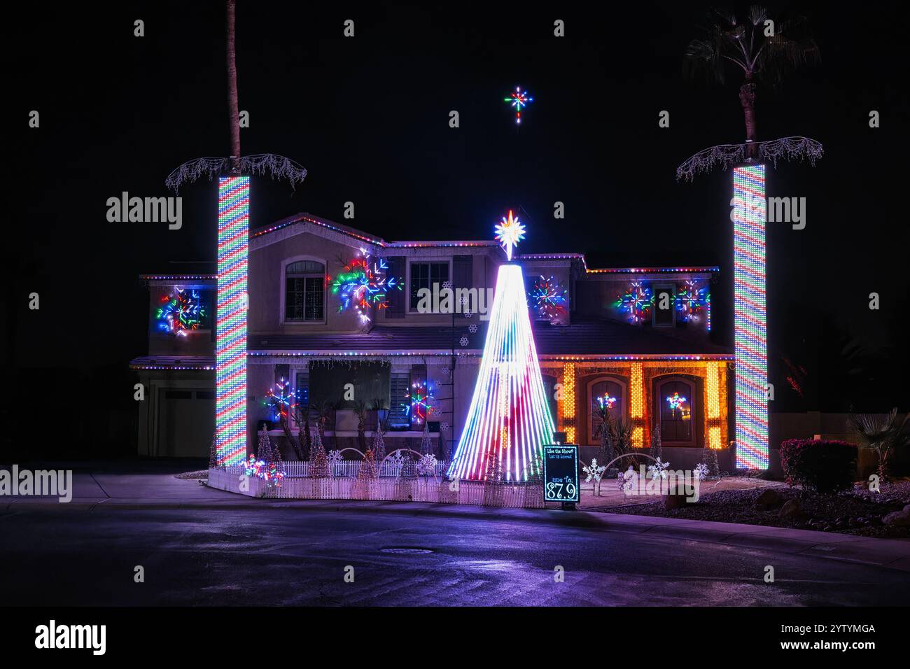 Weihnachtsbeleuchtung in einer Privatresidenz im Metro-Gebiet Phoenix AZ. Stockfoto