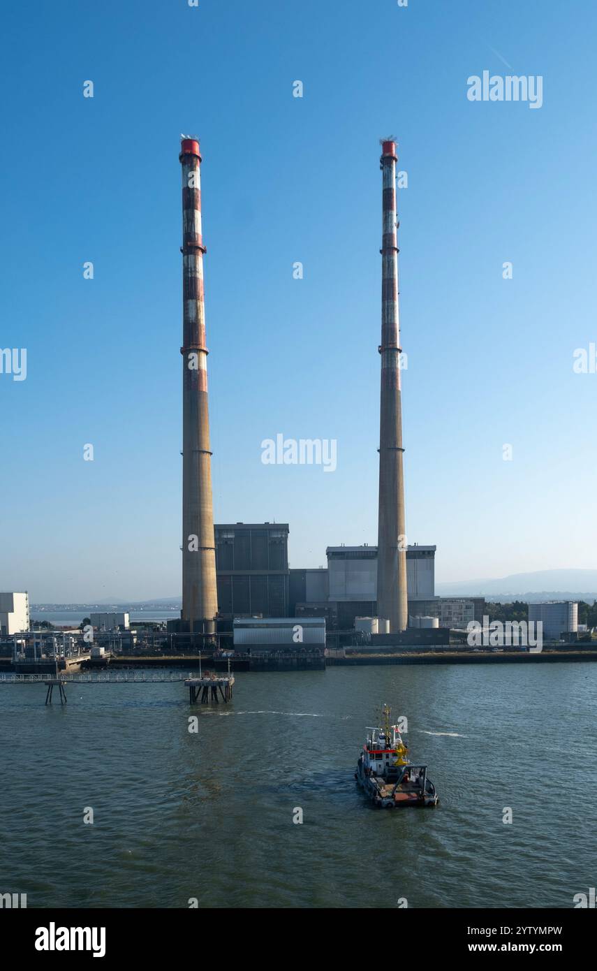 Weite Sicht auf die Poolbeg-Generationsstation vor einem blauen Himmel am frühen Morgen. Der Bahnhof befindet sich in Ringsend an der Southbank des Hafens Dublin. Stockfoto