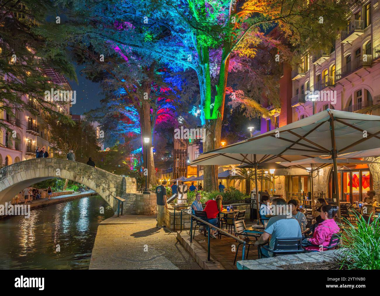 Restaurant in Night on the River Walk, San Antonio, Texas, USA Stockfoto