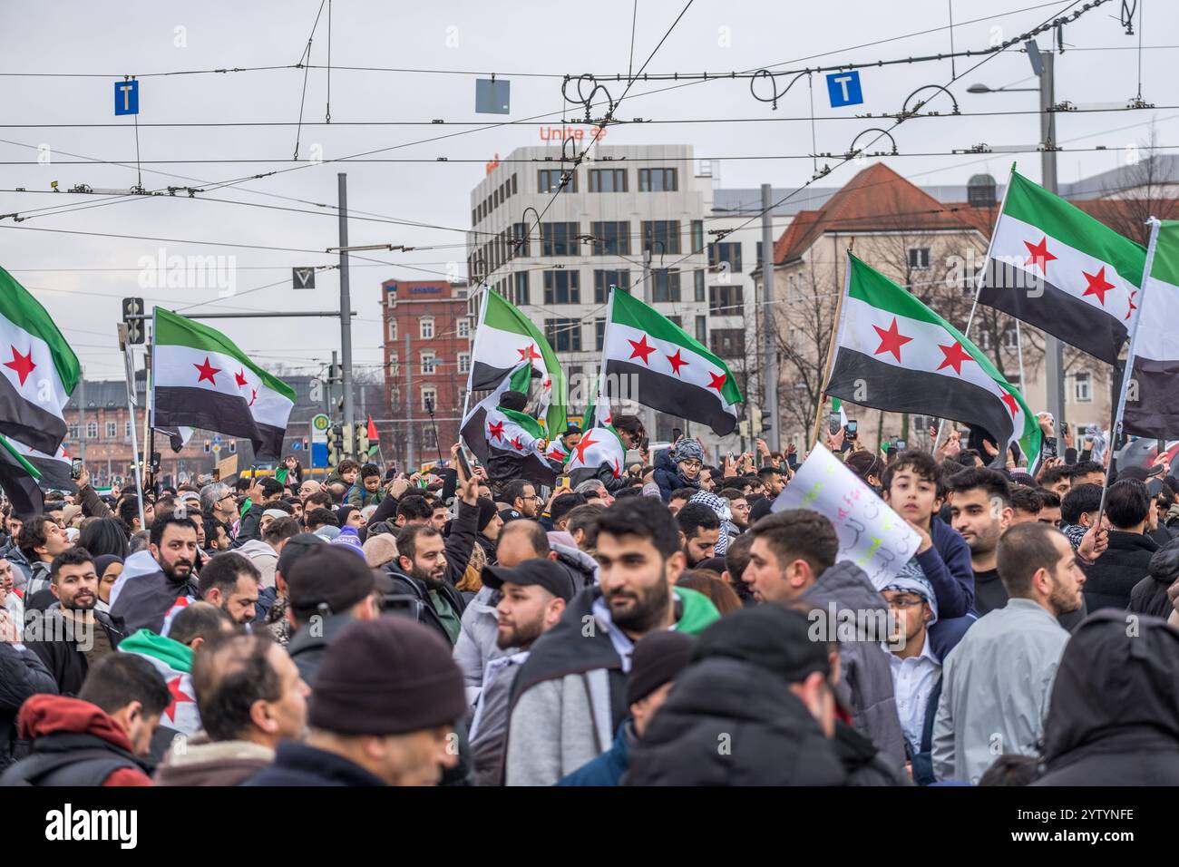 Tausende Syrer und Anhänger gingen am Nachmittag in Leipzig auf die Straße um den Sturz des Assad regimes in Syrien durch Rebellen um die Gruppe HTS HaiÊ¾at Tahrir asch-Scham zu feiern. Demonstration Syrer Leipzig *** Tausende Syrer und Unterstützer gingen am Nachmittag auf die Straßen von Leipzig, um den Sturz des Assad-Regimes in Syrien durch Rebellen um die Gruppe HTS HaiÊ¾at Tahrir asch Scham Demonstration Syrier Leipzig zu feiern Stockfoto
