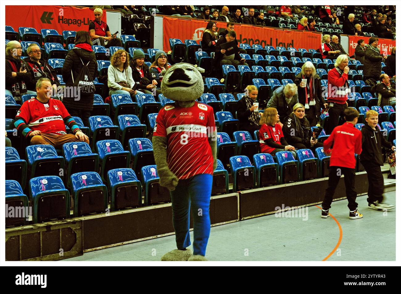 HSV Handball vs. SC DHfK Leipzig, Aufwärmtraining mit dem Hamburger Maskottchen, Alsterdorfer Sporthalle, Hamburg Stockfoto