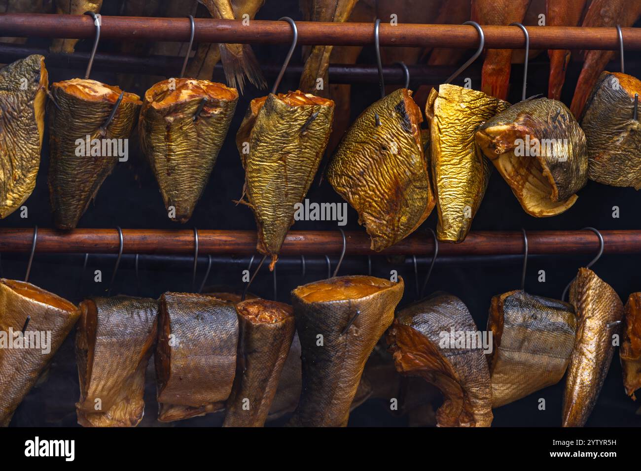 Räucherei, hausgemachte Räucherfleisch, Fisch, auf einem Stock Stockfoto