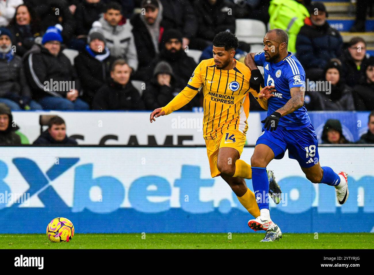 King Power Stadium, Leicester, Großbritannien. Dezember 2024. Premier League Football, Leicester City gegen Brighton und Hove Albion; Georginio Rutter aus Brighton schlägt Jordan Ayew aus Leicester Credit: Action Plus Sports/Alamy Live News Stockfoto