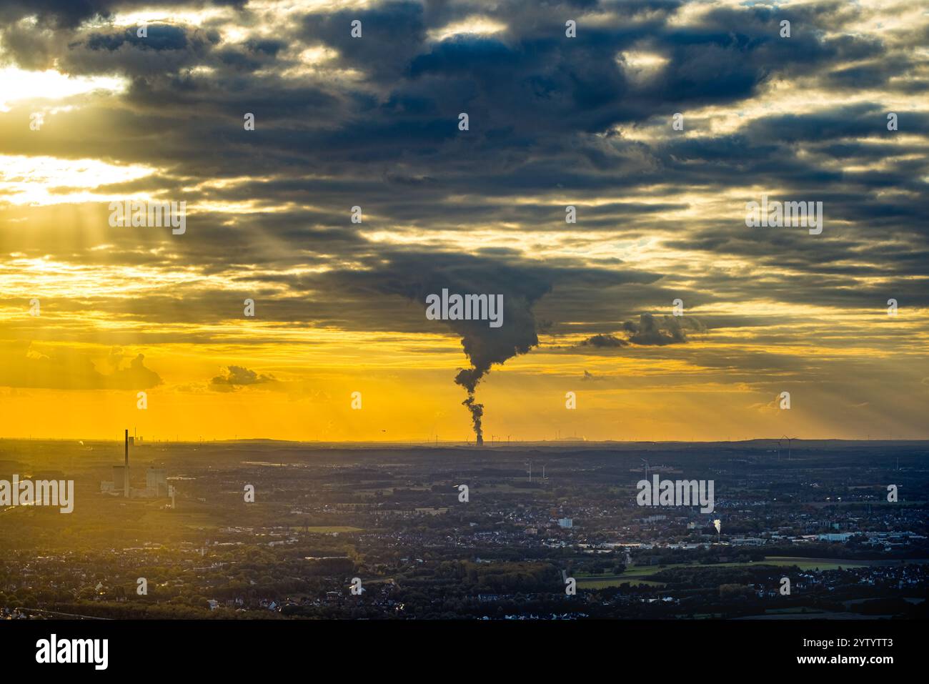 Luftaufnahme, EON-Kraftwerk Datteln 4 der Uniper Kraftwerke GmbH, Sonnenuntergang, Hintergrundlicht-Schattenspiel, Emission, mit rauchendem Kühlturm am Dortmund- Stockfoto