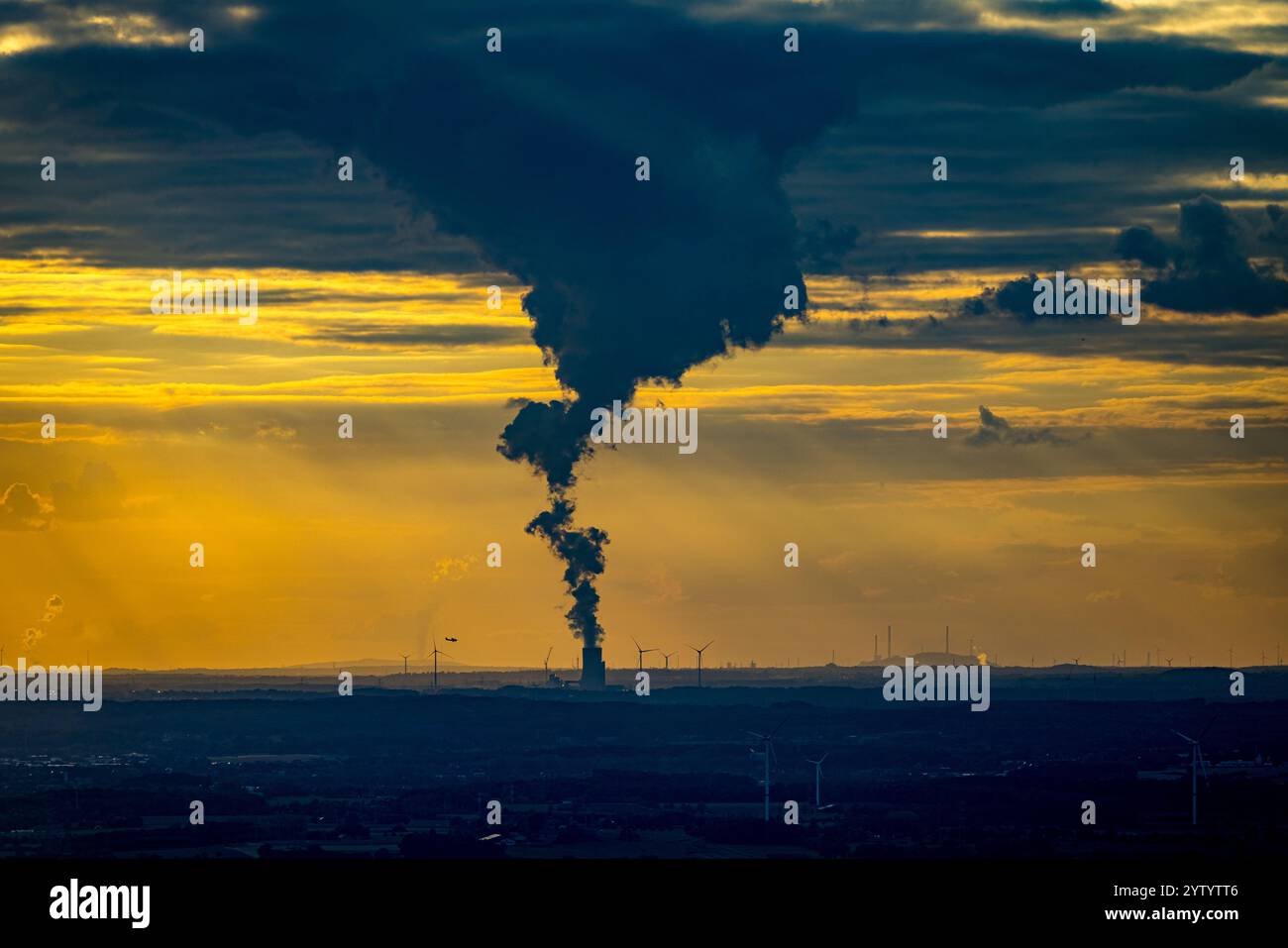 Luftaufnahme, EON-Kraftwerk Datteln 4 der Uniper Kraftwerke GmbH, Sonnenuntergang, Hintergrundlicht-Schattenspiel, Emission, mit rauchendem Kühlturm am Dortmund- Stockfoto